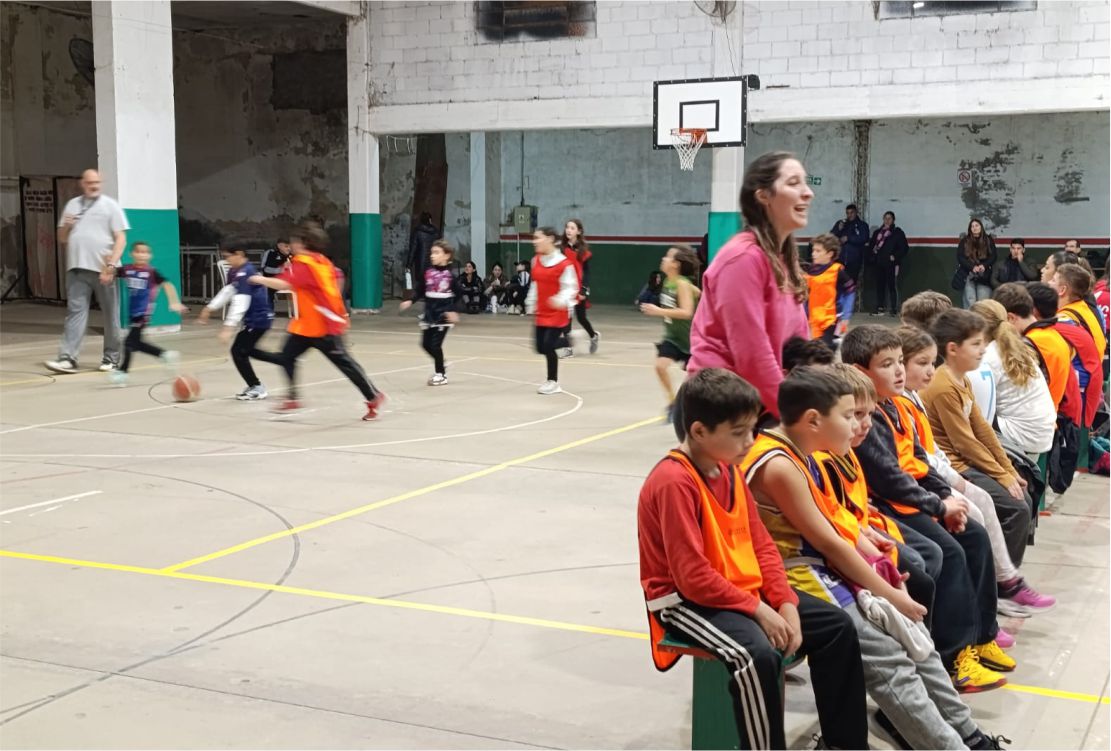 LA ESCUELA DE FÚTBOL Y BÁSQUET COMPARTIÓ PRÁCTICAS JUNTO A ADEO Y SPORT